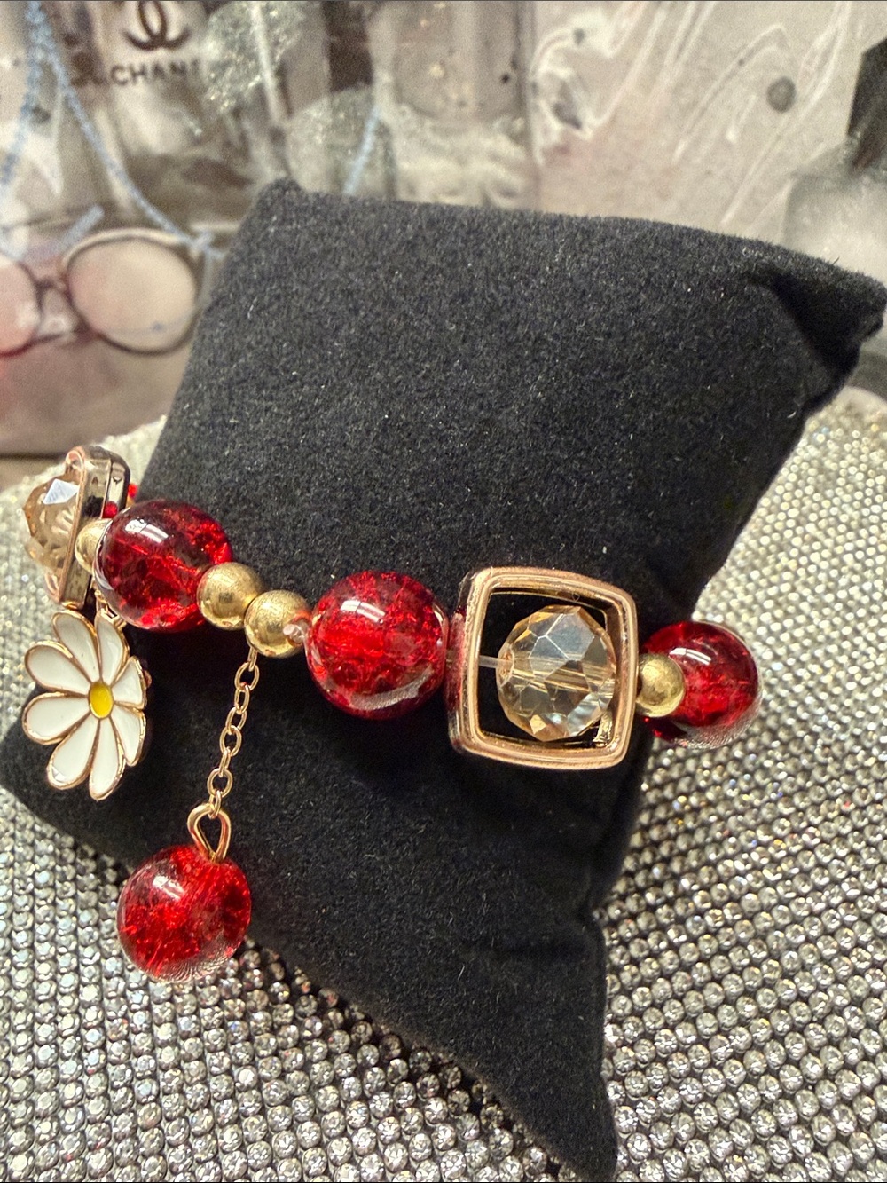 Red Bead Daisy glass Charm Bracelet with Gold Accents. 🆕